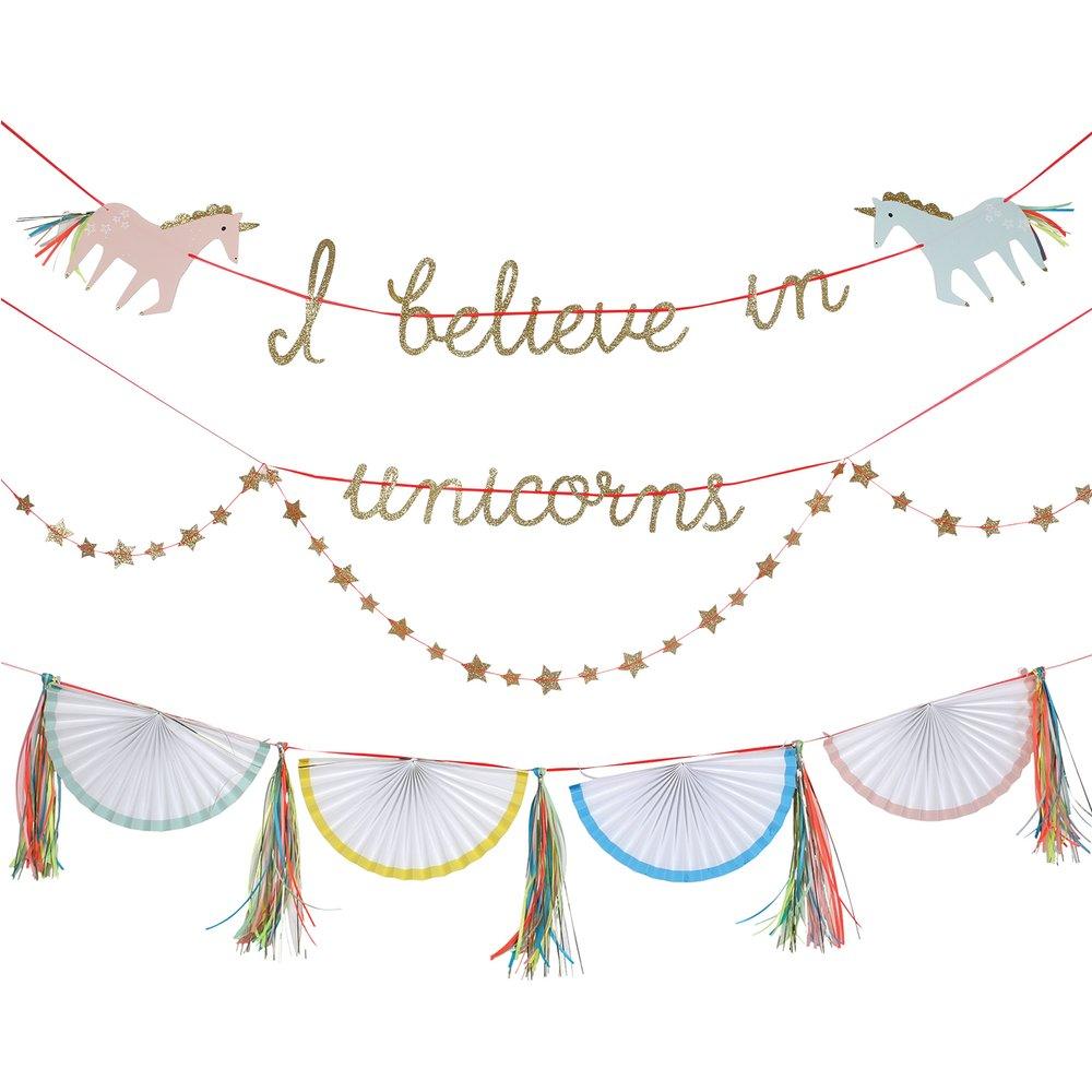 This wonderful unicorn party decoration include pastel unicorns, gold glitter, ribbons and the words "I Believe in Unicorns". 