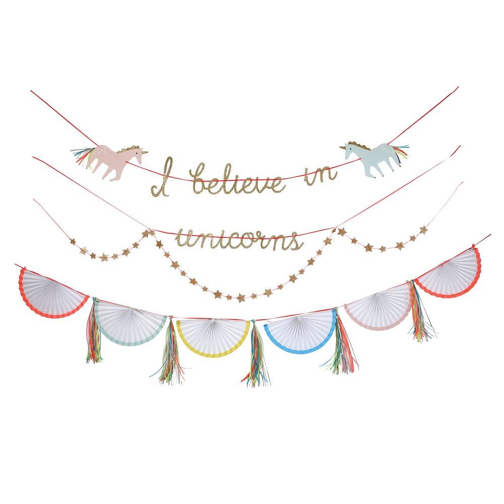 This wonderful unicorn party decoration include pastel unicorns, gold glitter, ribbons and the words "I Believe in Unicorns". 