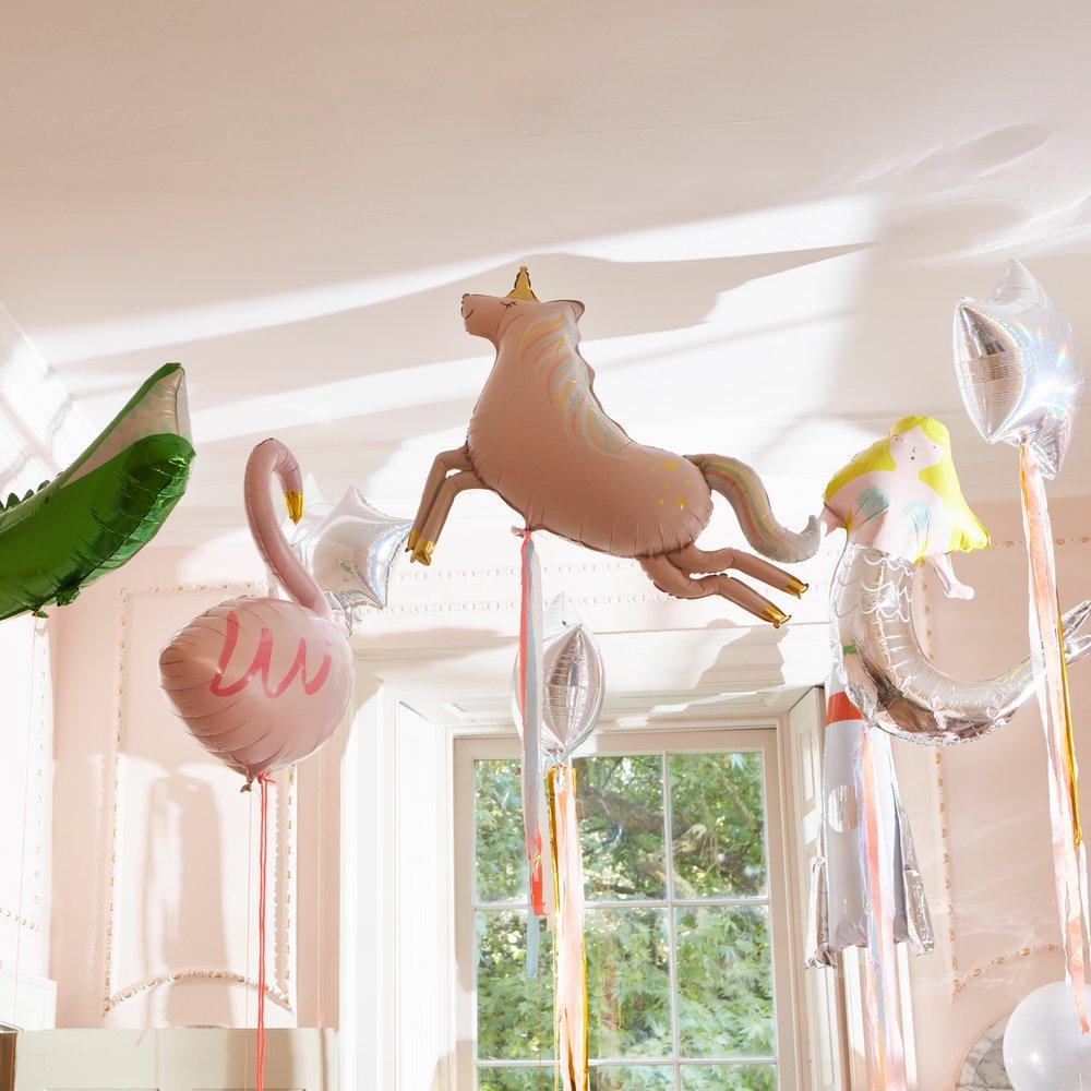 The unicorn balloon has printed foil details, a neon cord to hang it up with, and beautiful streamers for a special touch. 