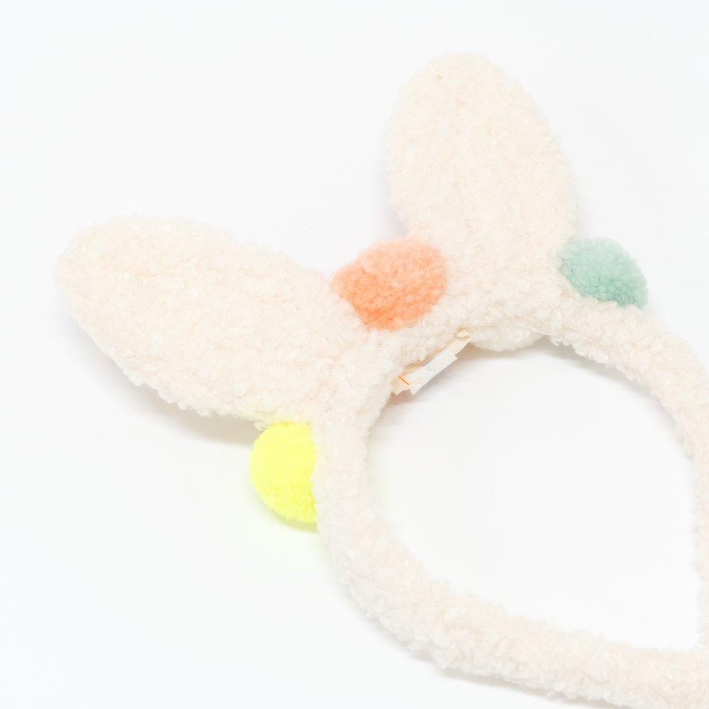 This wonderful bunny set includes a headband with ears and pompoms, and a pompom tail.