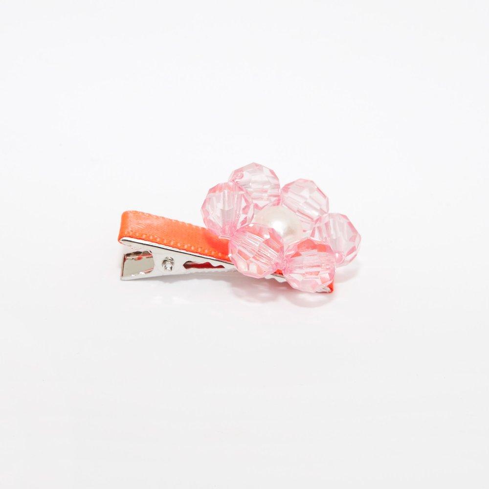 They are crafted from beads with pearlized centres, and have velvet ribbon detail and silver tone crocodile clips. 