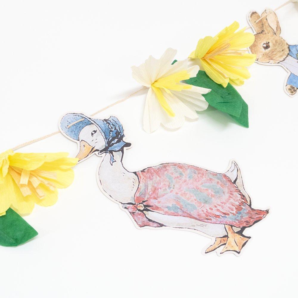 This charming garland features 5 Peter Rabbit characters and 6 floral pennants for a wonderful decorative effect.