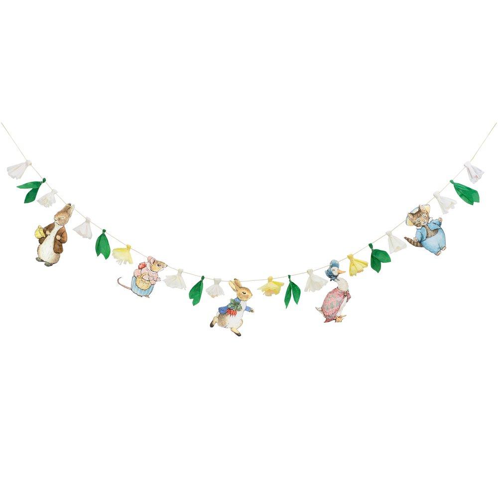 This charming garland features 5 Peter Rabbit characters and 6 floral pennants for a wonderful decorative effect.