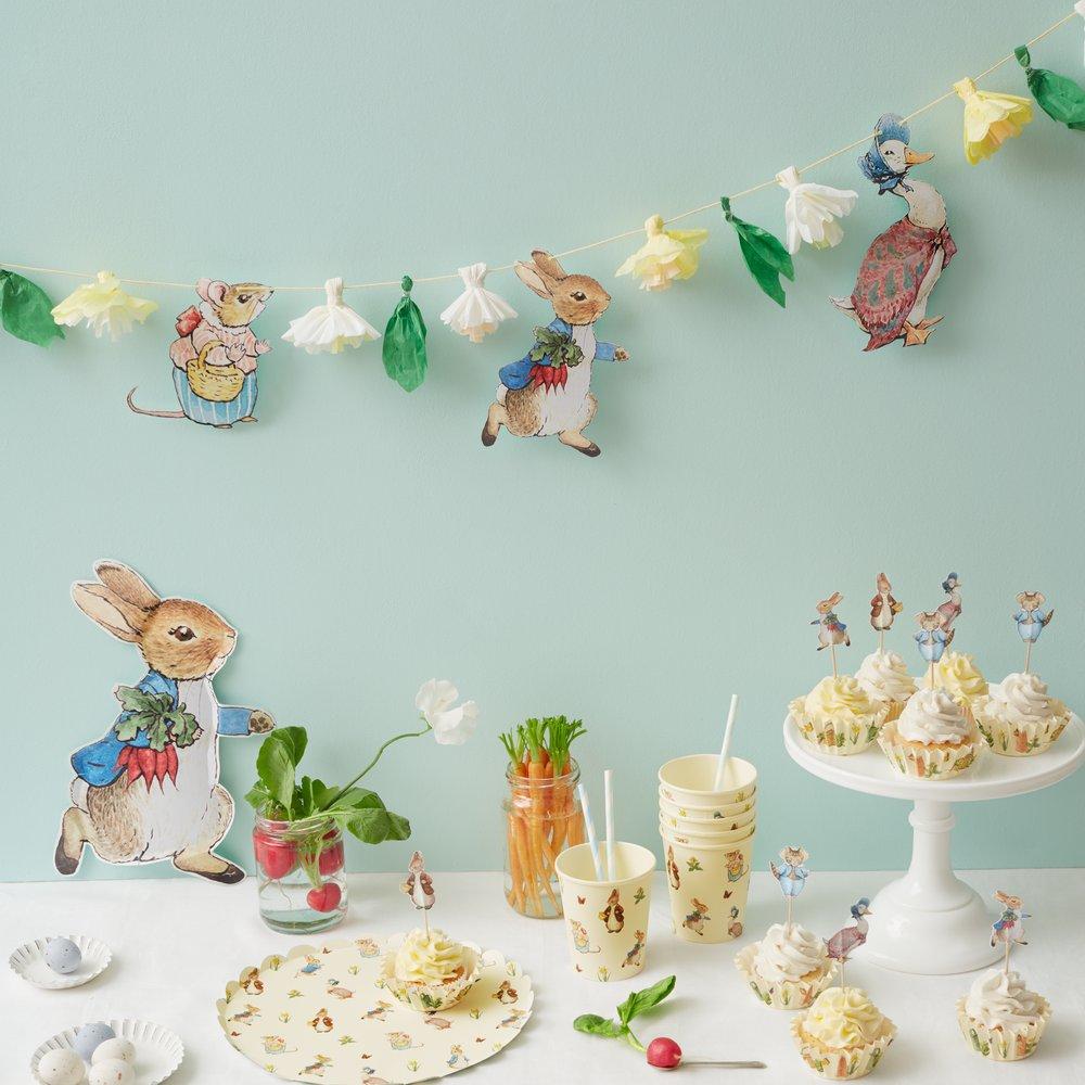 This charming garland features 5 Peter Rabbit characters and 6 floral pennants for a wonderful decorative effect.