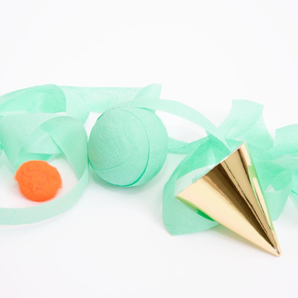 These delightful ice cream surprise balls are perfect for a super cool party. Ideal as party favors, prizes or to pop into party bags. Featuring a crepe paper 'ice cream