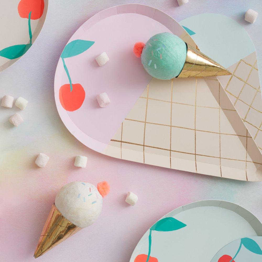 These delightful ice cream surprise balls are perfect for a super cool party. Ideal as party favors, prizes or to pop into party bags. Featuring a crepe paper 'ice cream