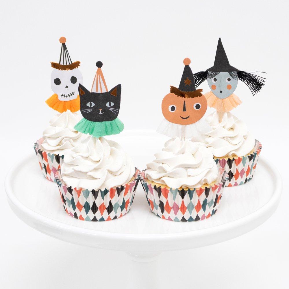 Create terrific Halloween cupcakes with toppers and coordinating cases. 