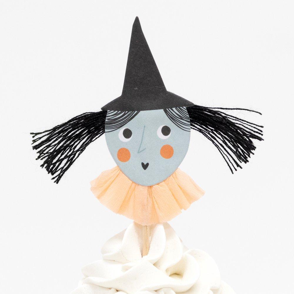 Create terrific Halloween cupcakes with toppers and coordinating cases. 