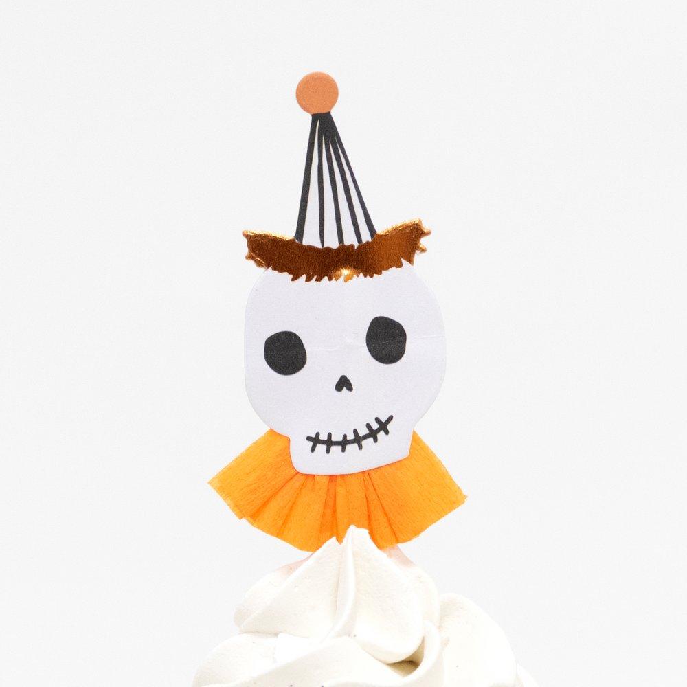 Create terrific Halloween cupcakes with toppers and coordinating cases. 