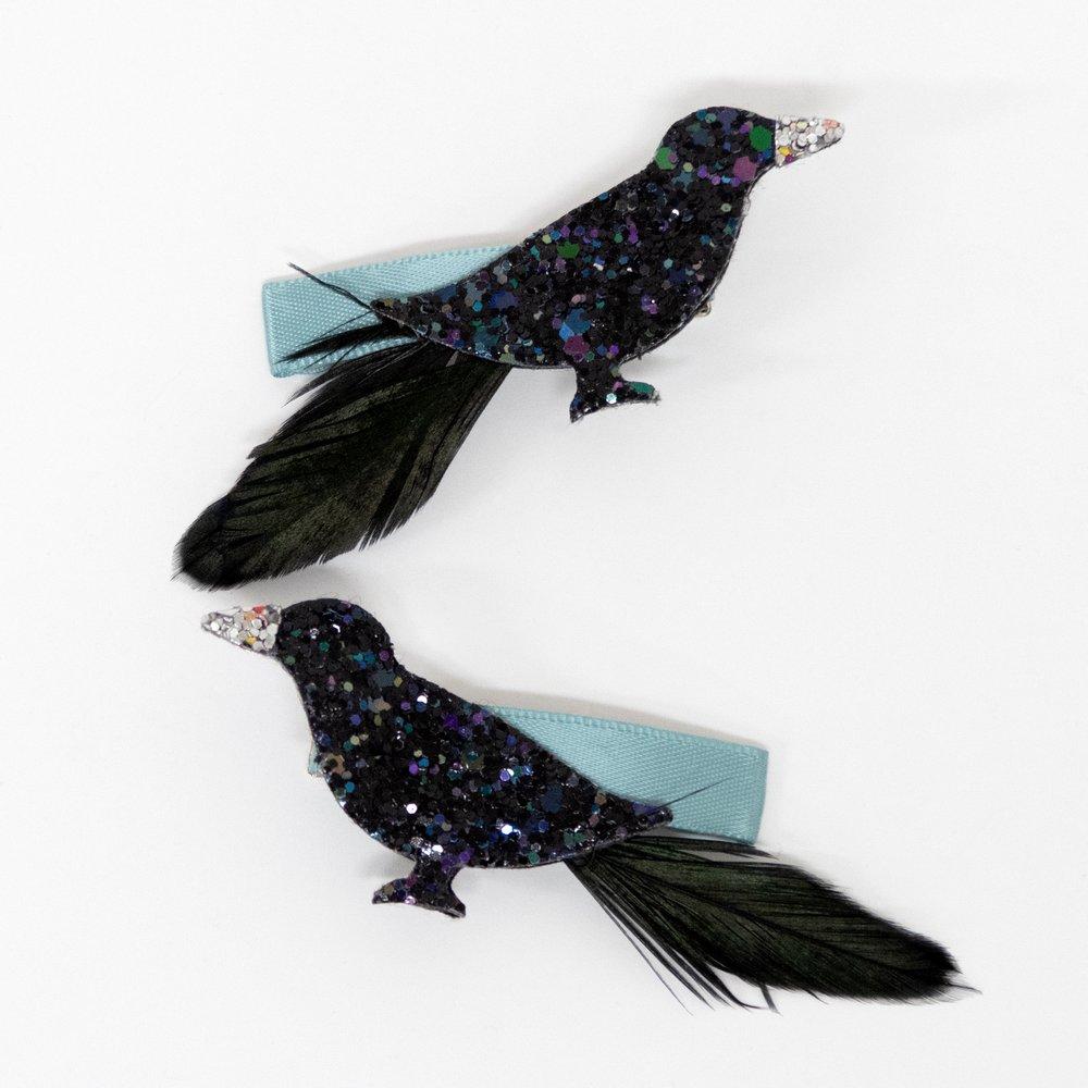 These fabulous crow hair clips, with glitter, feathers, felt and a a ribbon, will create an amazing Halloween hairstyle. 