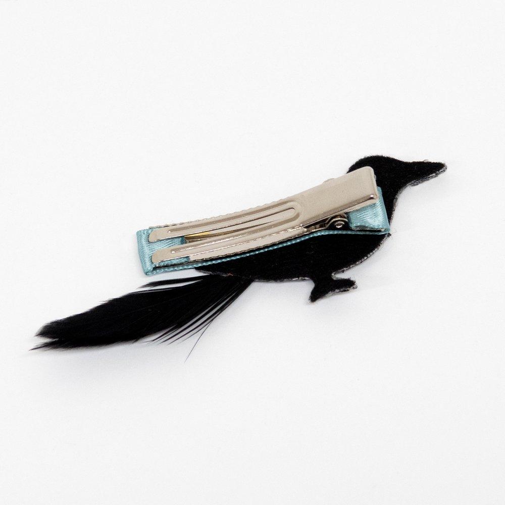 These fabulous crow hair clips, with glitter, feathers, felt and a a ribbon, will create an amazing Halloween hairstyle. 