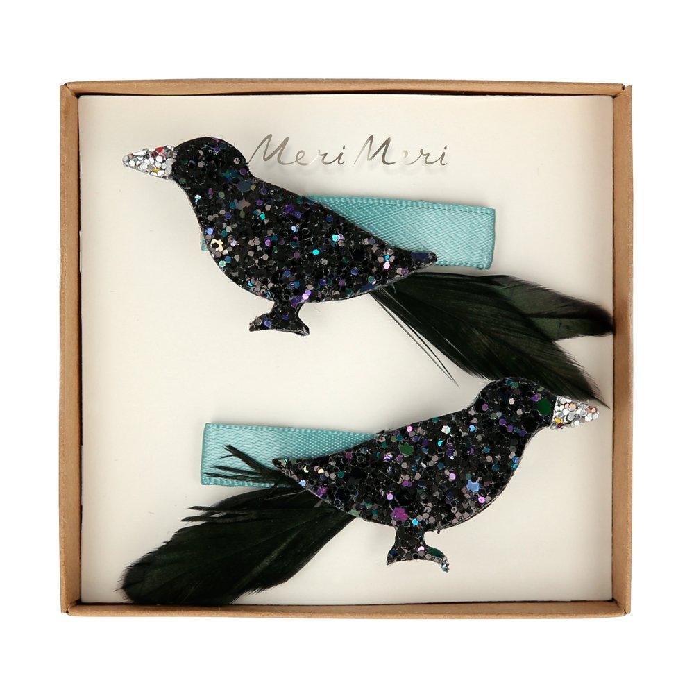 These fabulous crow hair clips, with glitter, feathers, felt and a a ribbon, will create an amazing Halloween hairstyle. 