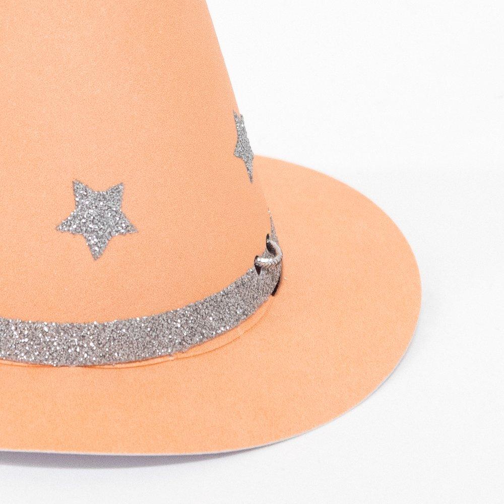 These mini witch hats, with silver glitter details, are perfect to wear at a Halloween party. 