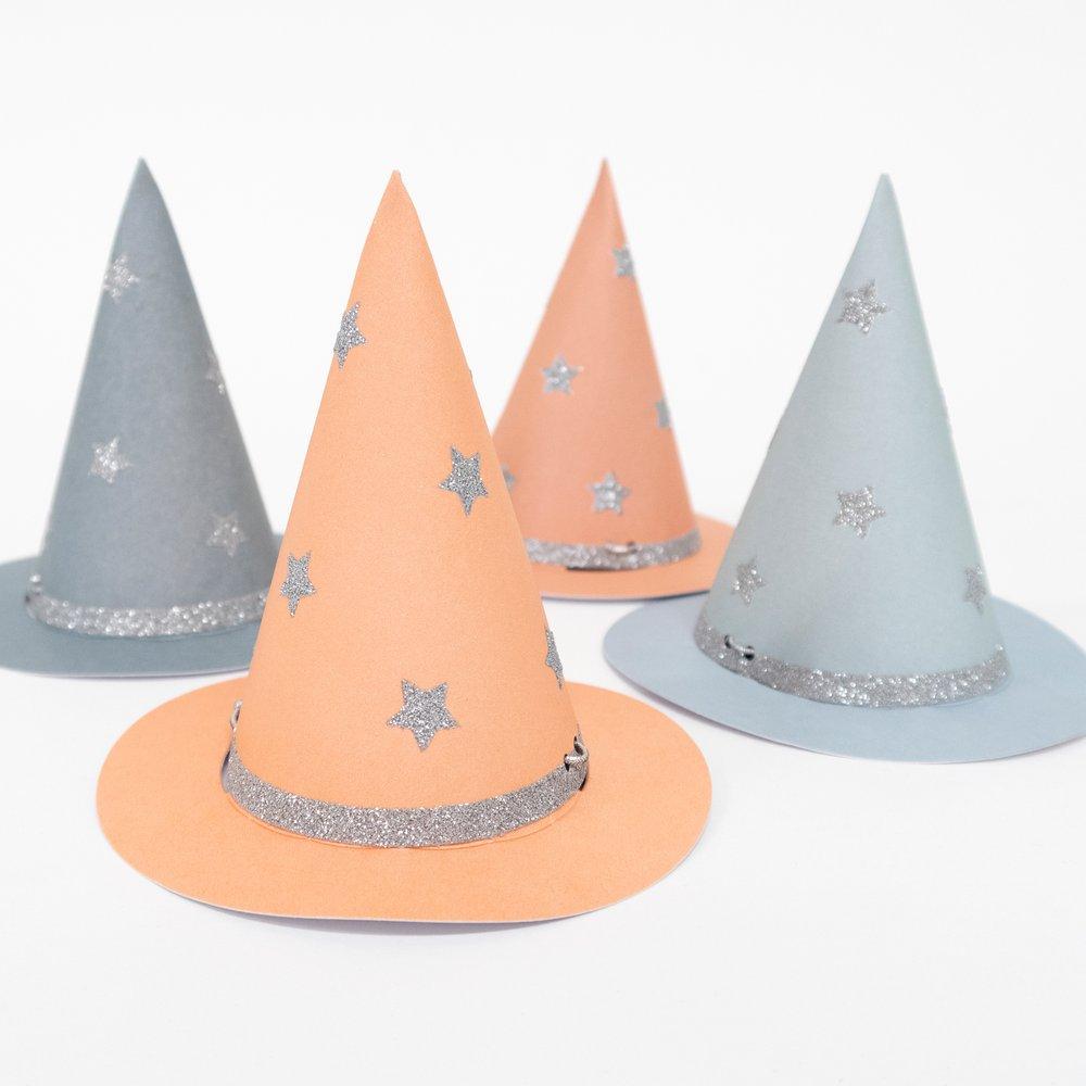 These mini witch hats, with silver glitter details, are perfect to wear at a Halloween party. 