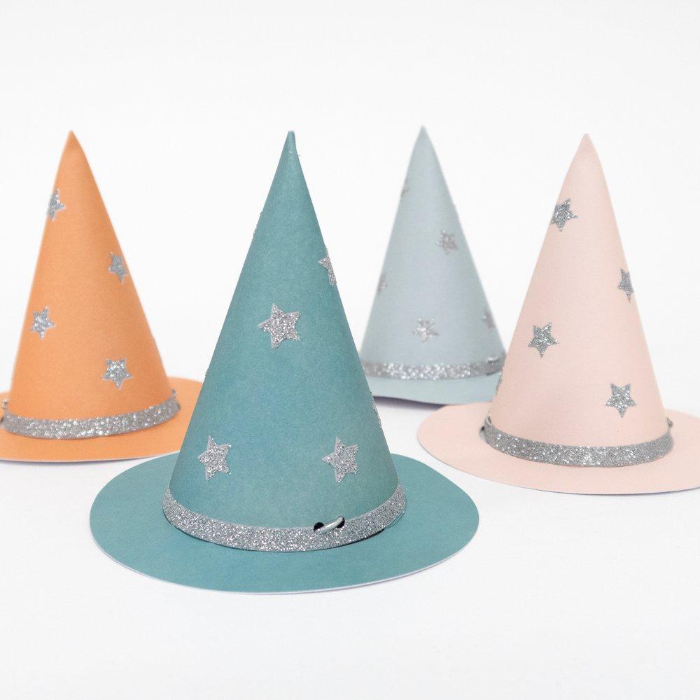 These mini witch hats, with silver glitter details, are perfect to wear at a Halloween party. 